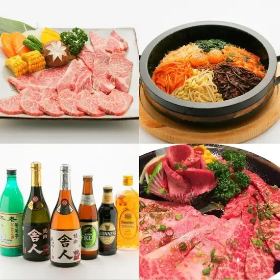 木のテーブルに並ぶ焼肉の皿と食事を囲む席