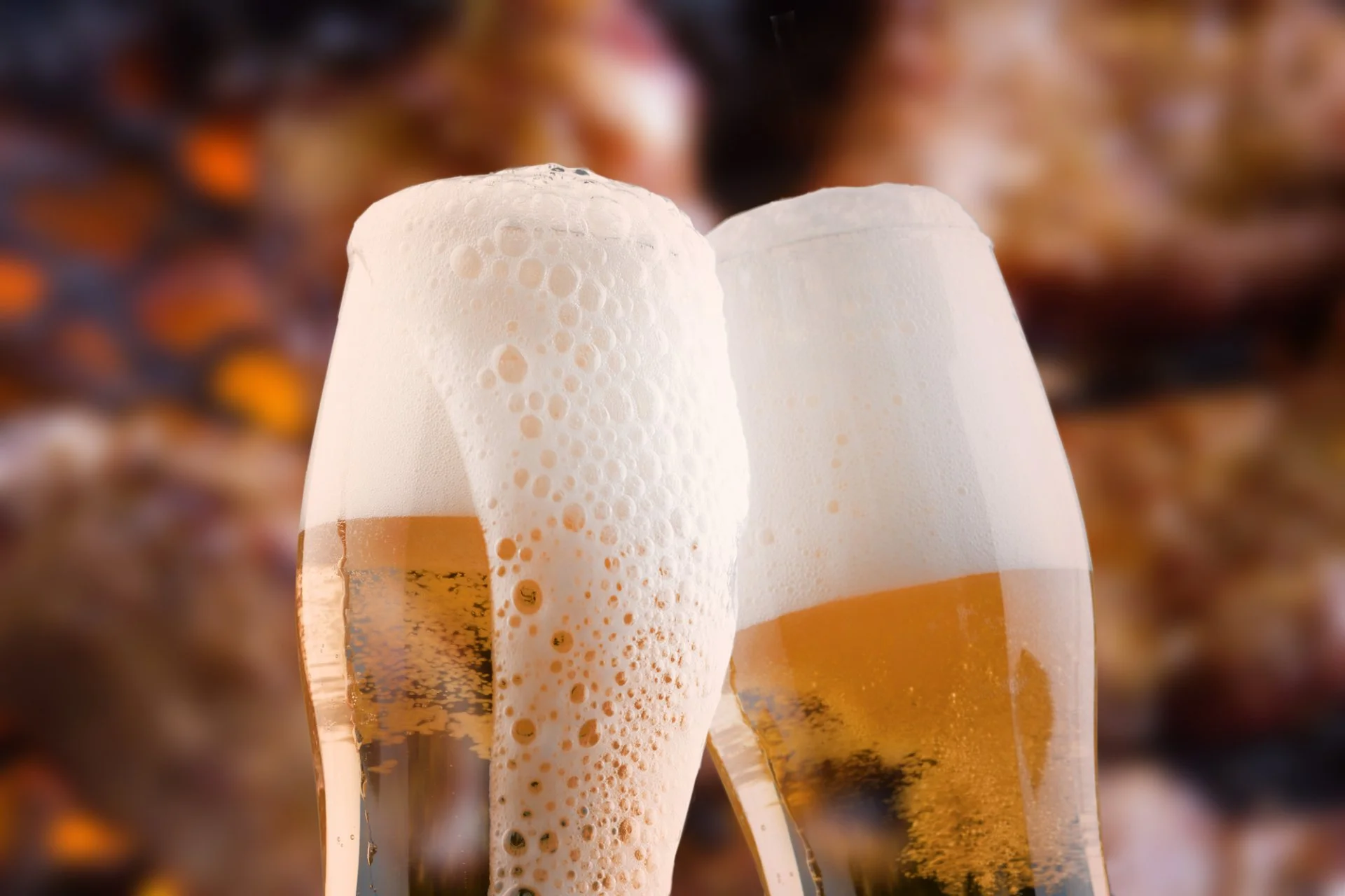乾杯するグラスに注がれた生ビール