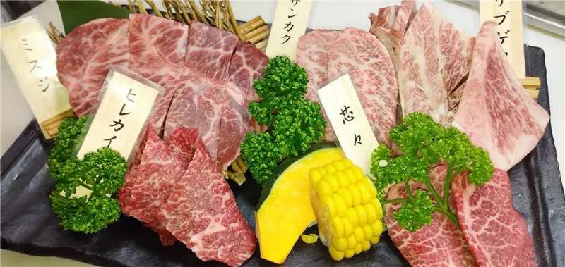 特上カルビ、骨付きカルビ、リブロースを皿に盛り付けた和牛の盛り合わせ