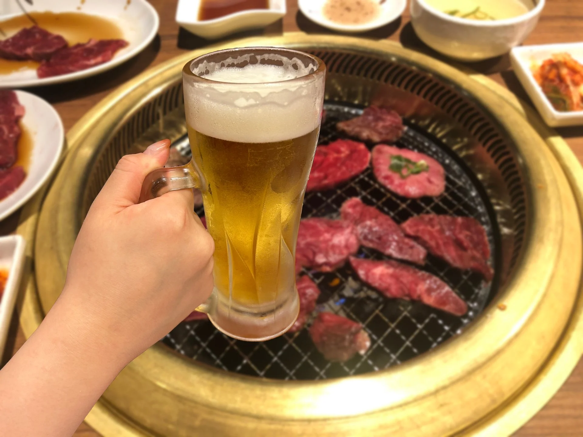 掘りごたつ席と仕切りを備えた焼肉店の個室