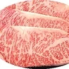 霜降りの入った和牛の生肉を近接で撮影した一皿